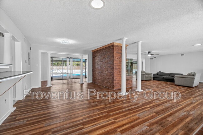 Building Photo - 8 Manor Dr