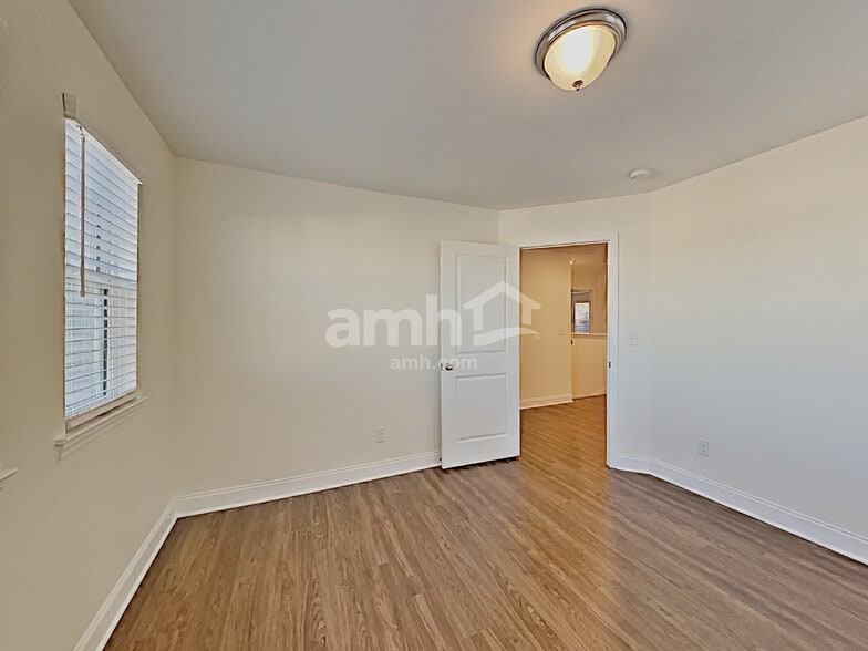 Building Photo - 432 Charity Ln