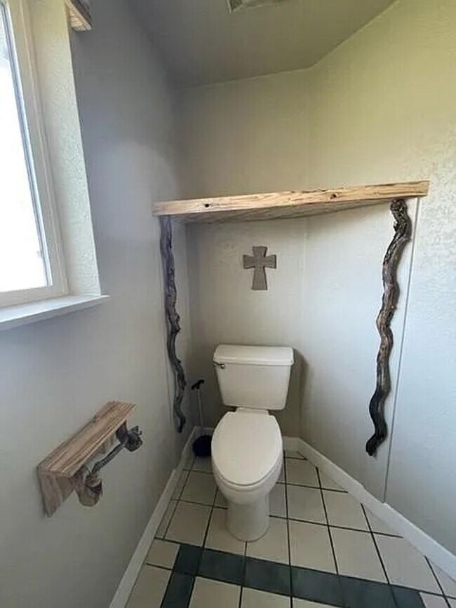 Building Photo - Beautiful country living!