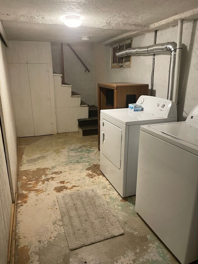 Building Photo - Off the beaten path