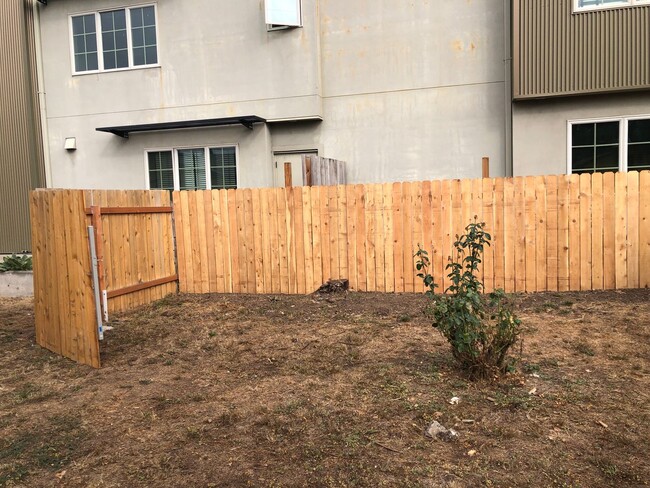 Building Photo - 2 bedroom 1 bathroom duplex in Eugene!