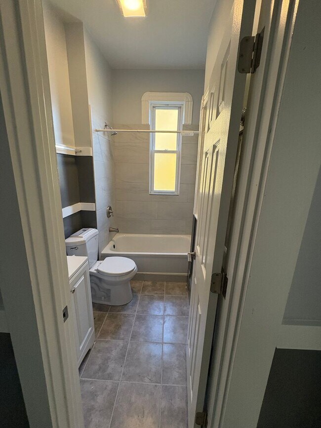 Building Photo - 1034 W 61st St