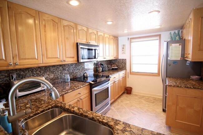 Building Photo - Gorgeous Furnished Direct Ocean Condo in Indialantic