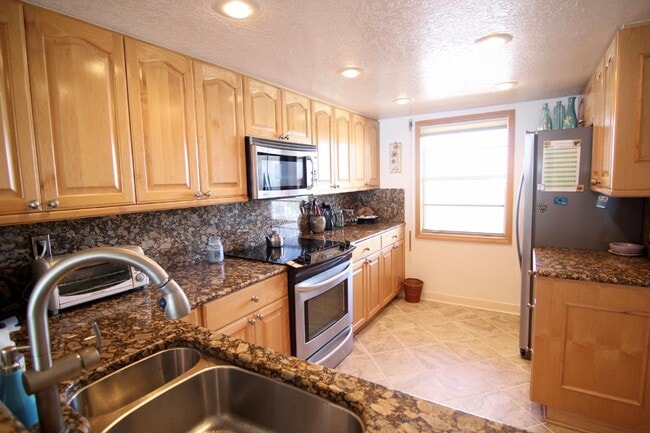 Building Photo - REEF CONDO DIRECT OCEAN FRONT