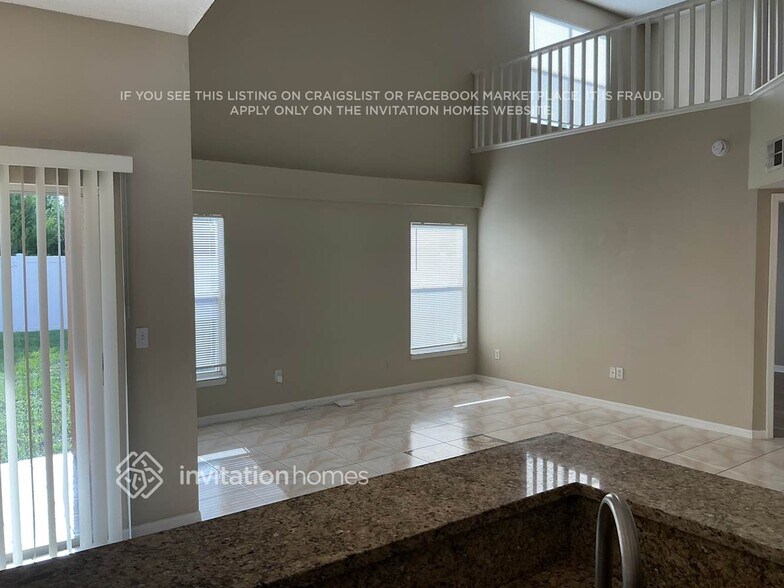 Building Photo - 427 Symphony Pl