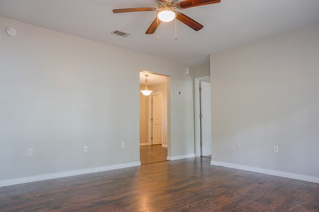 Building Photo - 6115 Willow Ln N