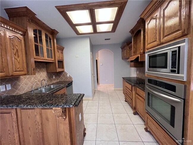 Building Photo - 2424 E 23rd St