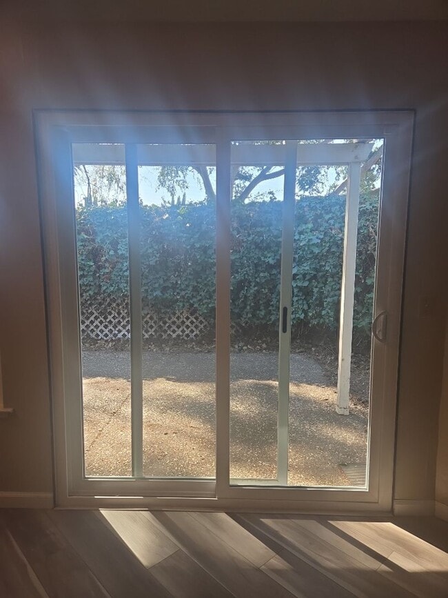 Building Photo - Charming Single Story 3 Bed 2 Bath House