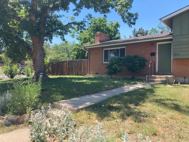 Building Photo - Huge 5BR, large yard, fireplace, big rooms...