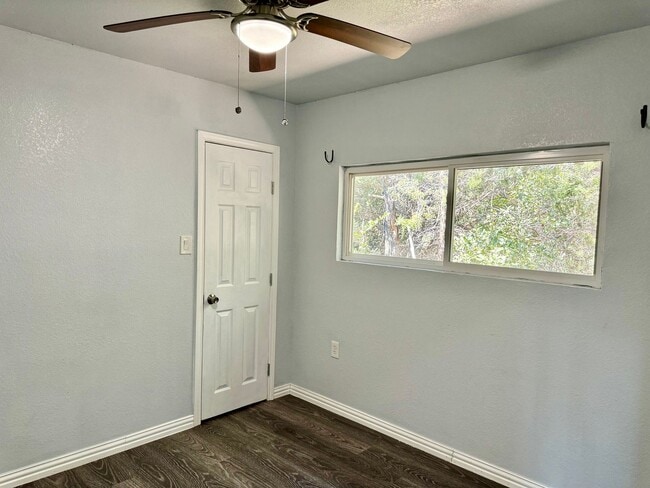 Building Photo - 2618 Creekview Dr