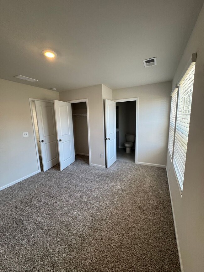 Building Photo - Beautiful 3BR 2.5 Townhouse w/ 2-Car Garage •  EV Plug • Quartz Island • End Unit in Charlotte