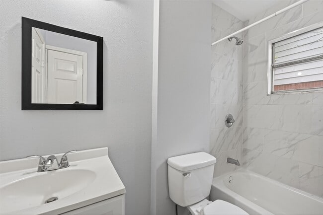 Building Photo - 3918 Tavenor Ln