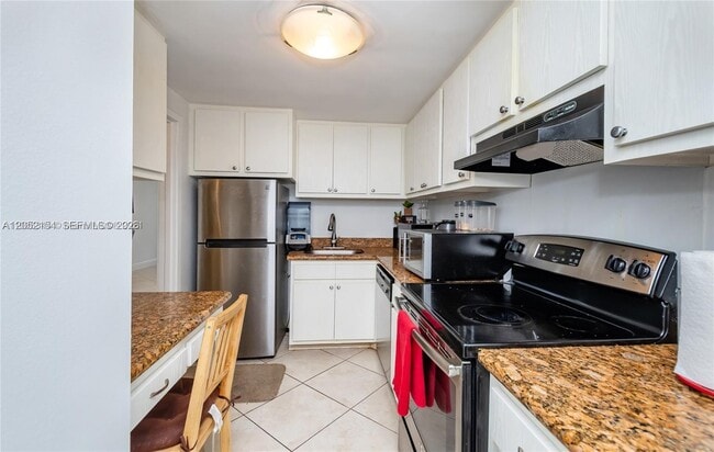 Building Photo - 905 Brickell Bay Dr