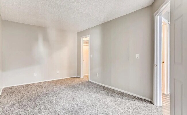 Building Photo - 932 S Dearborn Way