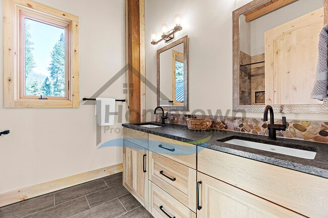 Building Photo - Stunning Luxury Hayden Lake Lodge with 5 B...