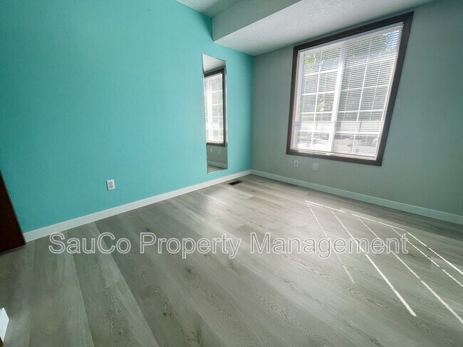 Building Photo - 324 SE 30th Ave