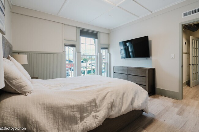 Building Photo - 4 Raymond Ave