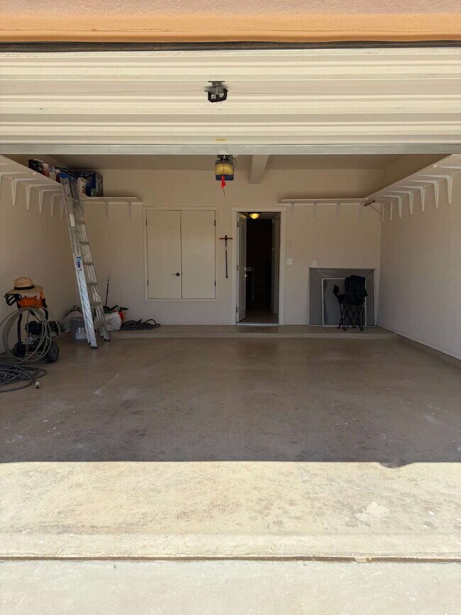 Building Photo - "Spacious 4-Bedroom Oasis with Granite Kit...