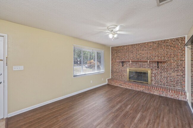 Building Photo - Updated 3 Bedroom in Great Location!