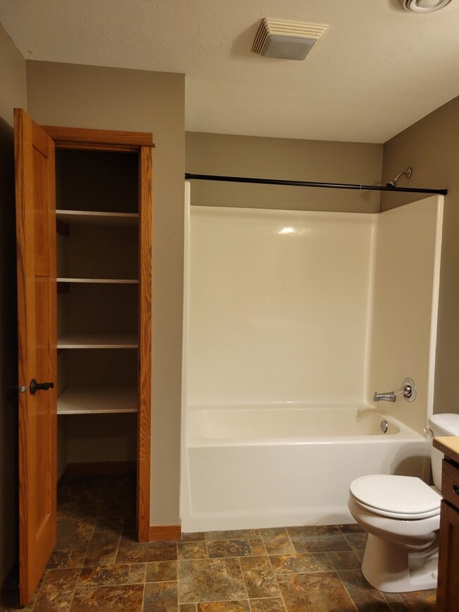 Building Photo - 720 Brooklawn Dr