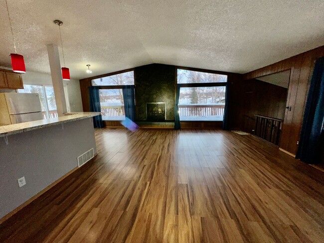 Building Photo - LIFE IS BETTER AT THE LAKE!