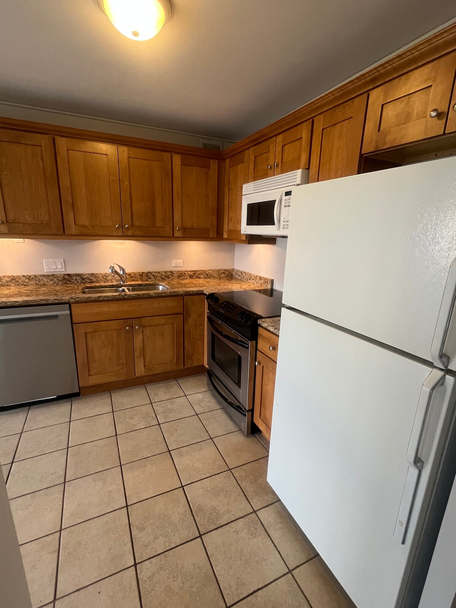 Building Photo - 1540 N La Salle Dr