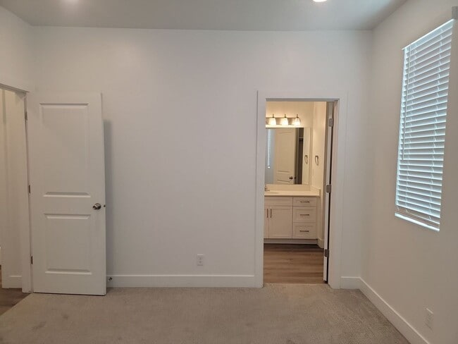Building Photo - Stylish Desert Color 2 Bedroom Condo. Wash...