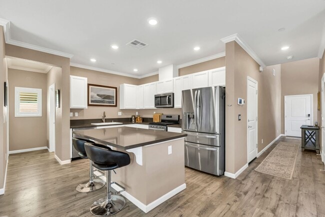 Building Photo - 4 bed / 3 bath | Upated Anatolia Home Avai...