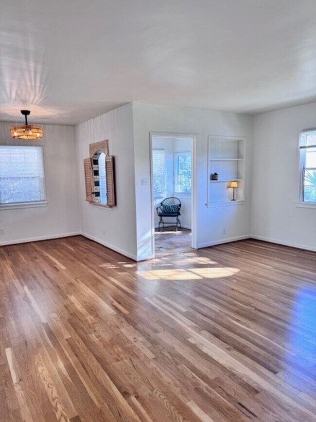 Building Photo - One bedroom, one bath in La Crescenta