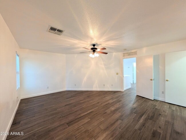 Building Photo - 2404 W Roeser Rd