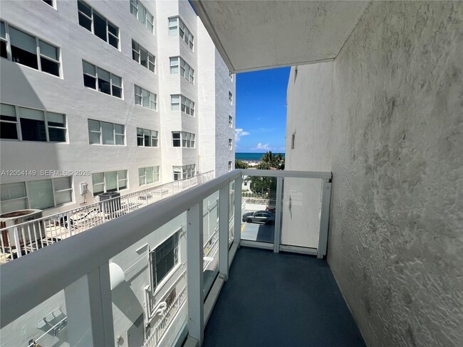 Building Photo - 2457 Collins Ave