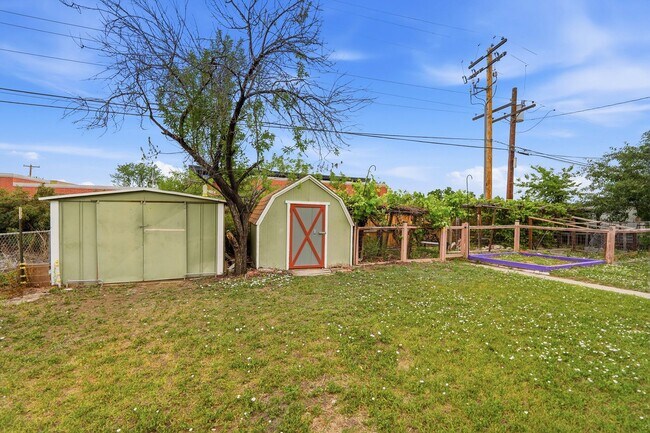 Building Photo - 5 bedroom, 3 1/2 bath, home with two master suites and 2 car garage.