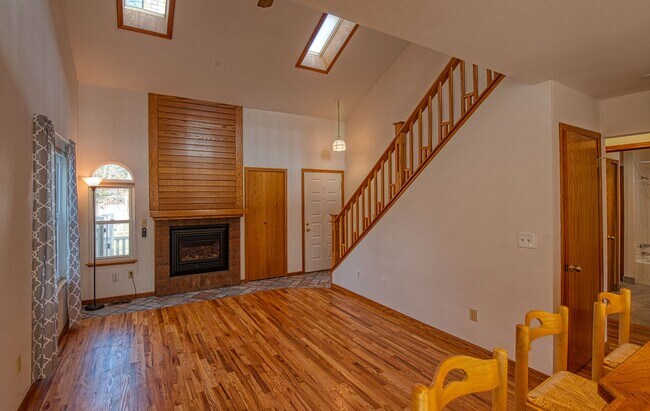 Building Photo - 3B/3B in The Shores with Finished Basement and 2 Car Garage!