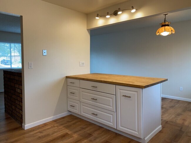Building Photo - Spacious West-Side Tri-Level Home