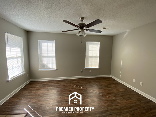 Building Photo - 4870 Royal Run Dr