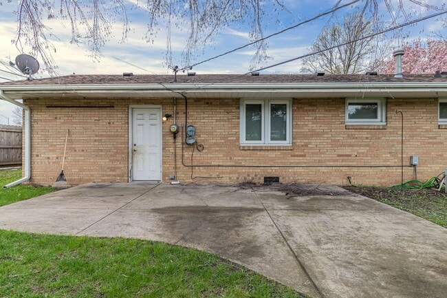 Building Photo - 3 bedroom, 1 bath ranch home! Close to I-74, on the local MTD bus line!! - Available 05/01/2026