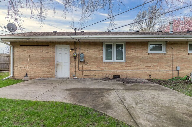 Building Photo - 3 bedroom, 1 bath ranch home! Close to I-74, on the local MTD bus line!! - Available Now