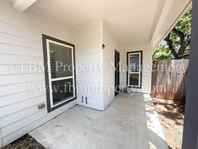 Building Photo - 427 Jannie St