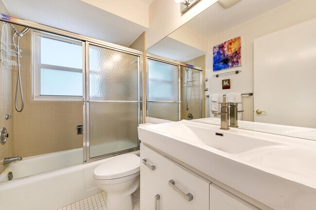 Building Photo - 450 French Royale Cir