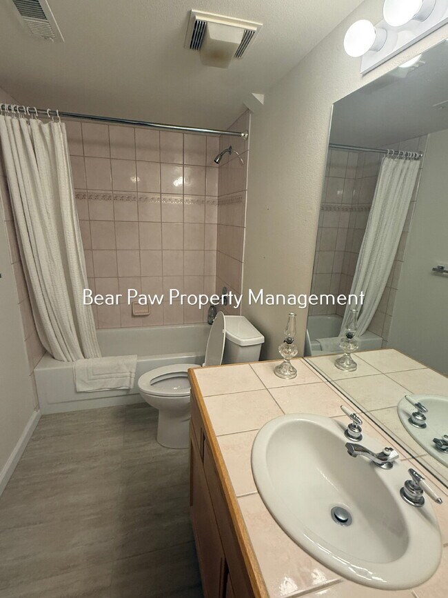 Building Photo - Charming 2-Bed Townhome in North Evergreen!