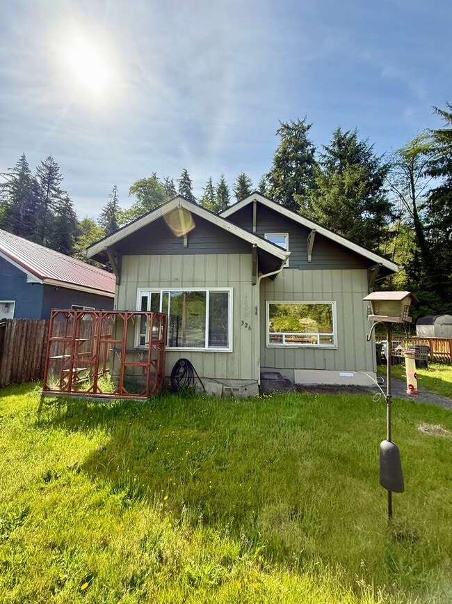 Building Photo - 3 bed 1 one bath house with yard