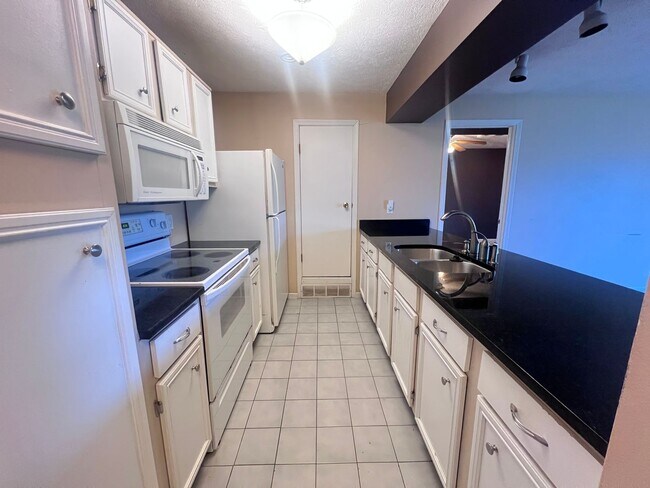 Building Photo - 2 Bed 2 Bathroom Condo in Allendale!