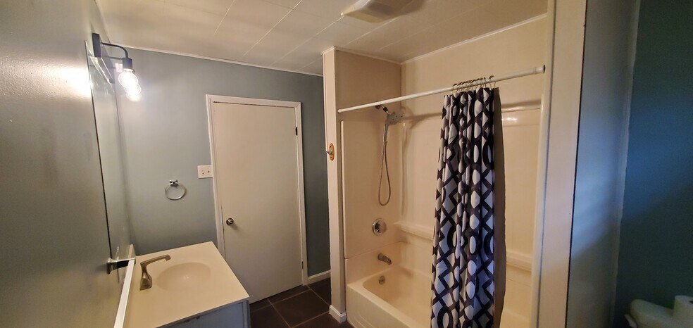Shower - 316 N Hill St