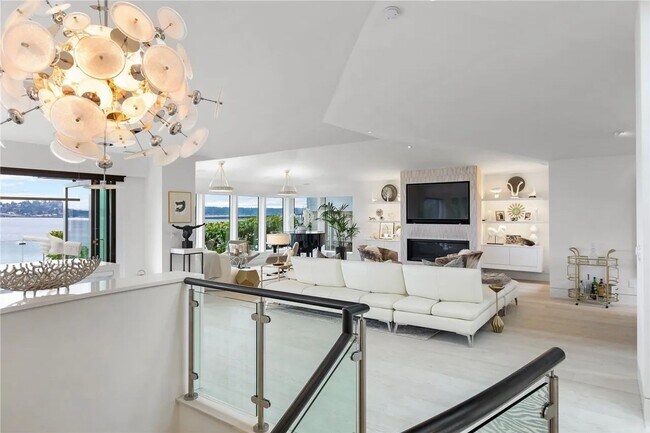 Building Photo - Leschi Waterfront Home