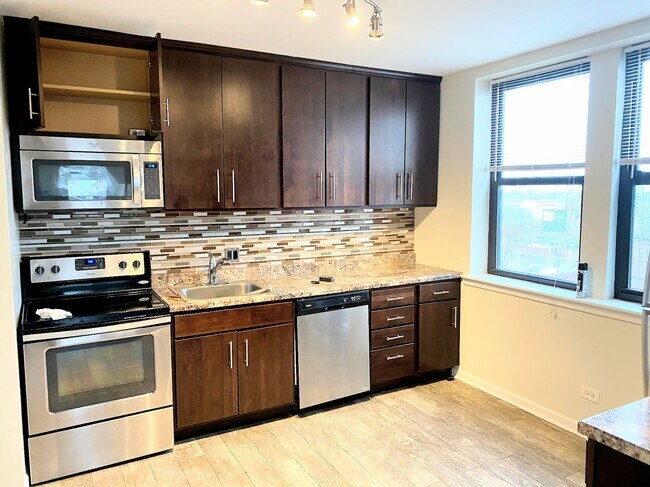 Building Photo - 3933 N Clarendon Ave