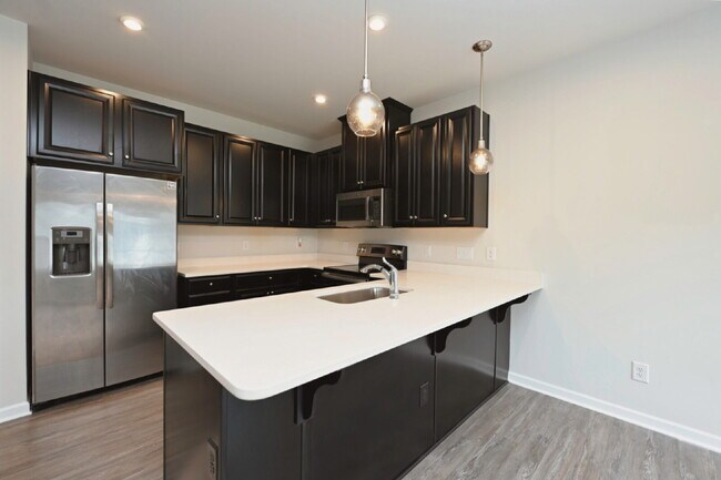 Building Photo - Luxury Townhome in a Prime Goodlettsville Location just Minutes to Nashville!