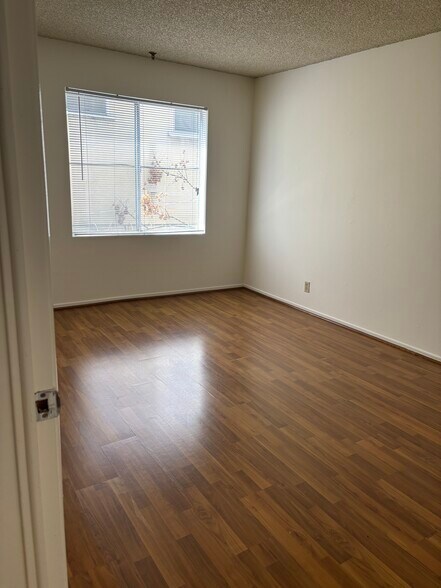 Building Photo - 321 N Kenmore Ave