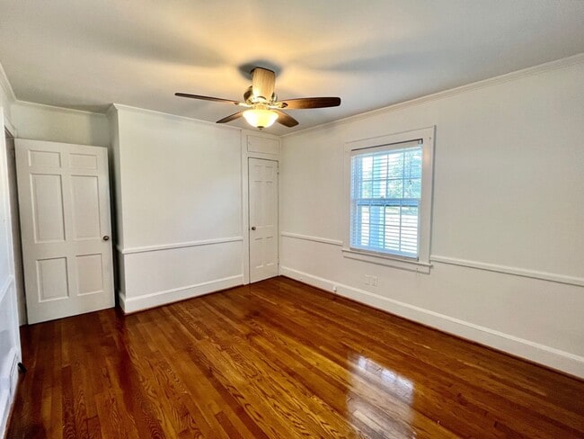 Building Photo - Three to Four bedroom, 2.5 bath Colonial in Graham