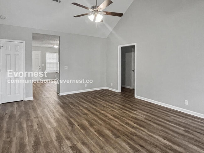 Building Photo - Limited Time Special Offer! / 3 Bed, 2 Bath Home with Garage / Pet-Friendly / Available Now!