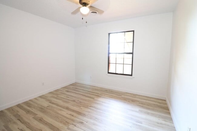 Building Photo - 122 Fairway Ave